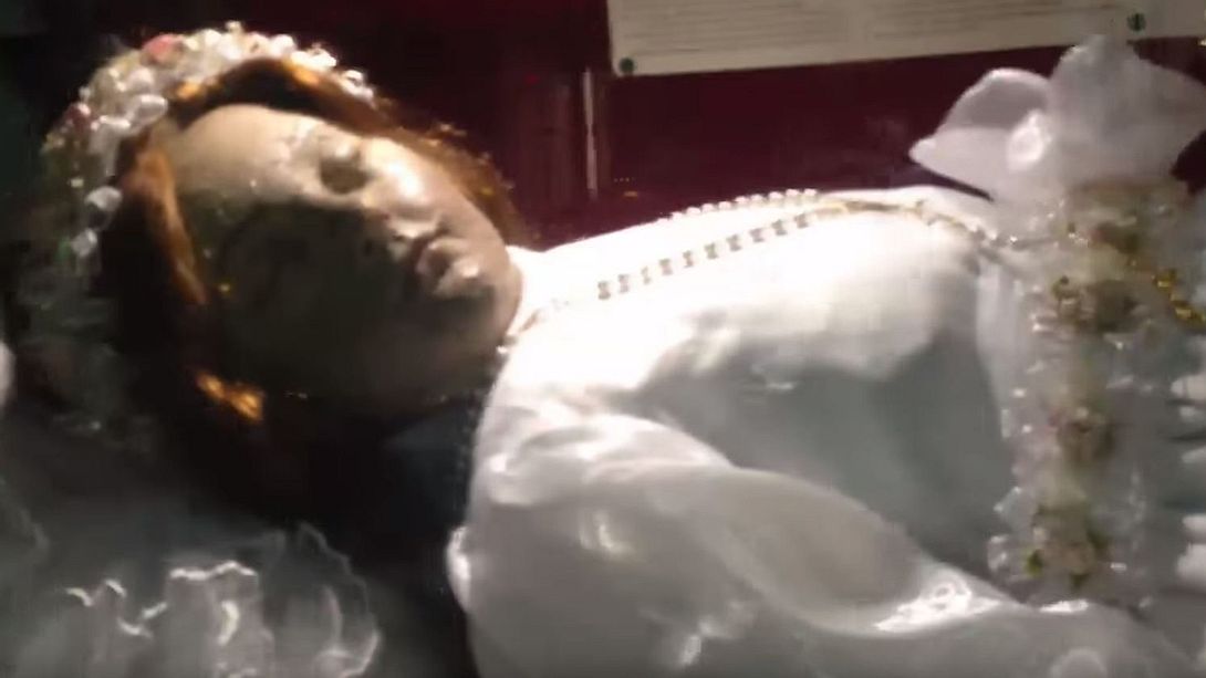 Die Leiche einer Heiligen öffnet ihre Augen - nach 300 Jahren! - Foto: Screenshot YouTube