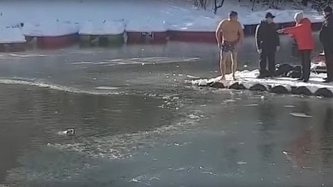 Mann rettet Hund aus fast zugefrorenem See - Foto: Screenshot YouTube/Максим Саломатин