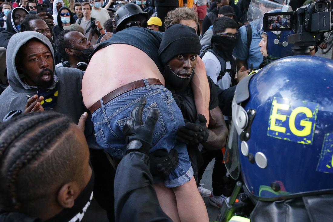 Heldenhaft: Verletzter Nazi wird von dunkelhäutigem Aktivisten gerettet Patrick Hutchinson trägt einen Demonstranten
