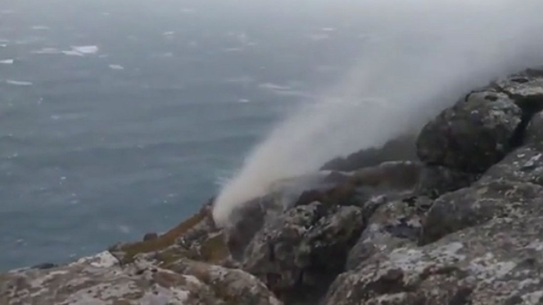 Ex-Hurrikan Helene dreht wasserfall um. Ex-Hurrikan Helene dreht wasserfall um.