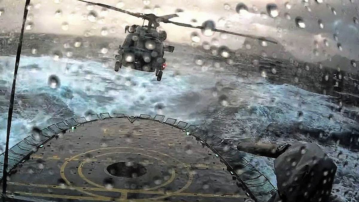 Ein Pilot der dänischen Luftwaffe landet seinen Helikopter während eines Sturms auf einem Kriegsschiff