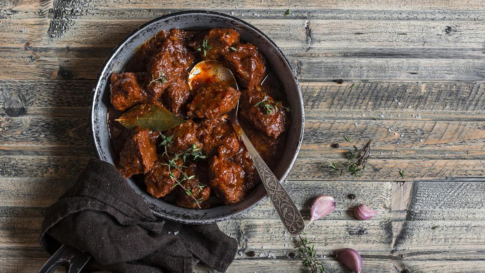 Hirschgulasch-Rezept: Alle Infos zu Garzeit, Zutaten und Zubereitung ...