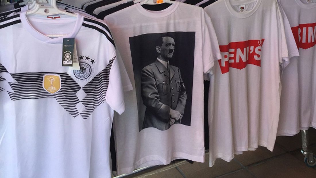 Hitler-Shirts in einem Souvenirshop auf Mallorca.