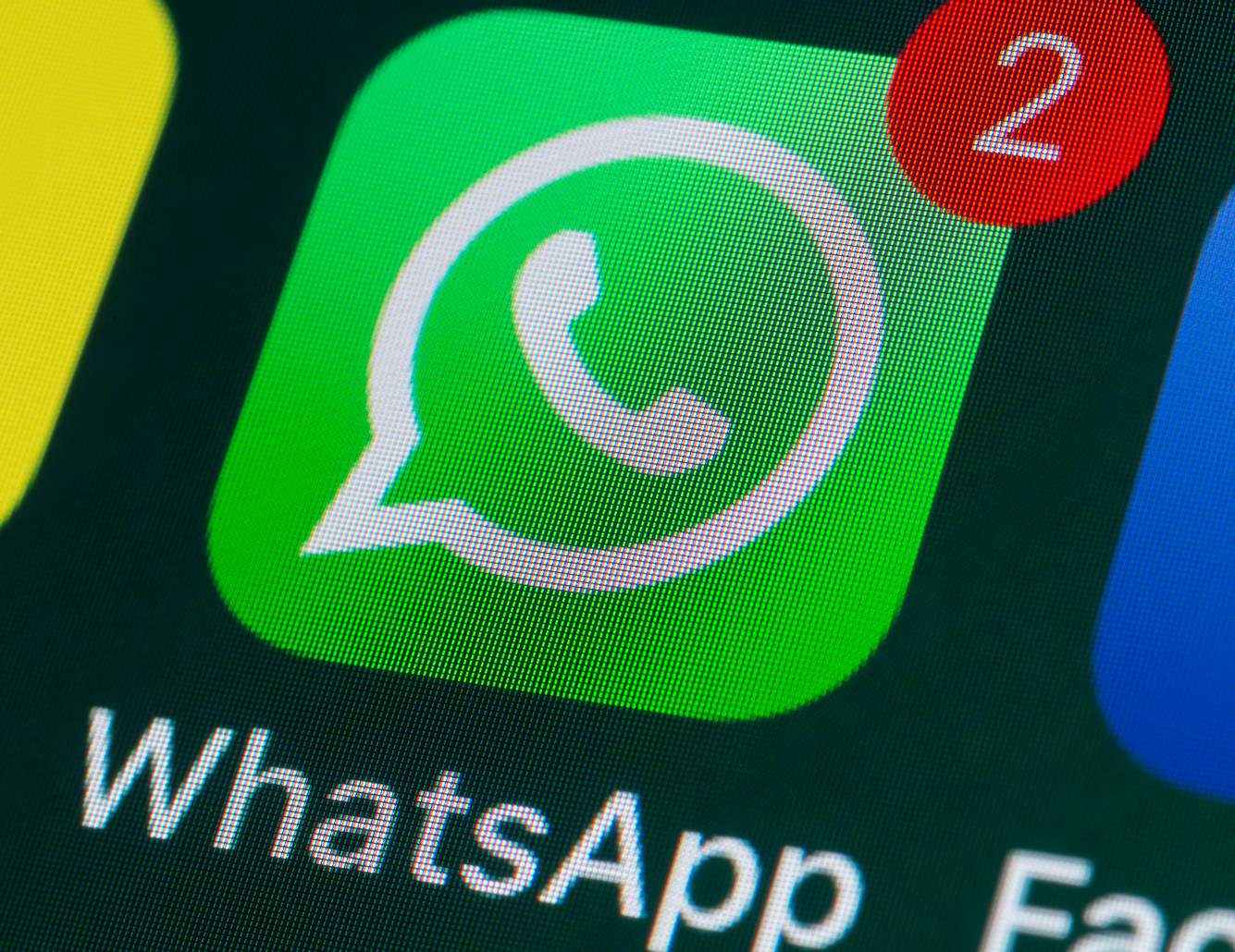 Hitlerbilder & Hakenkreuze: Polizei-Chatgruppe in NRW sorgt für Riesenskandal WhatsApp auf Display