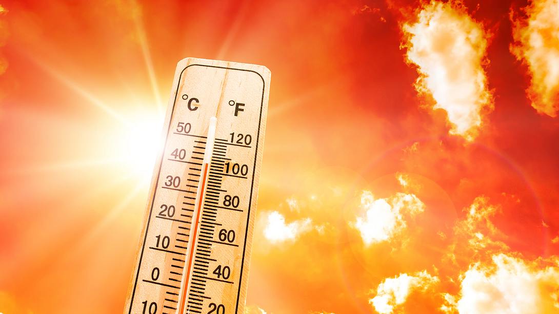Thermometer vor sonnigem Hintergrund - Foto: iStock / Xurzon