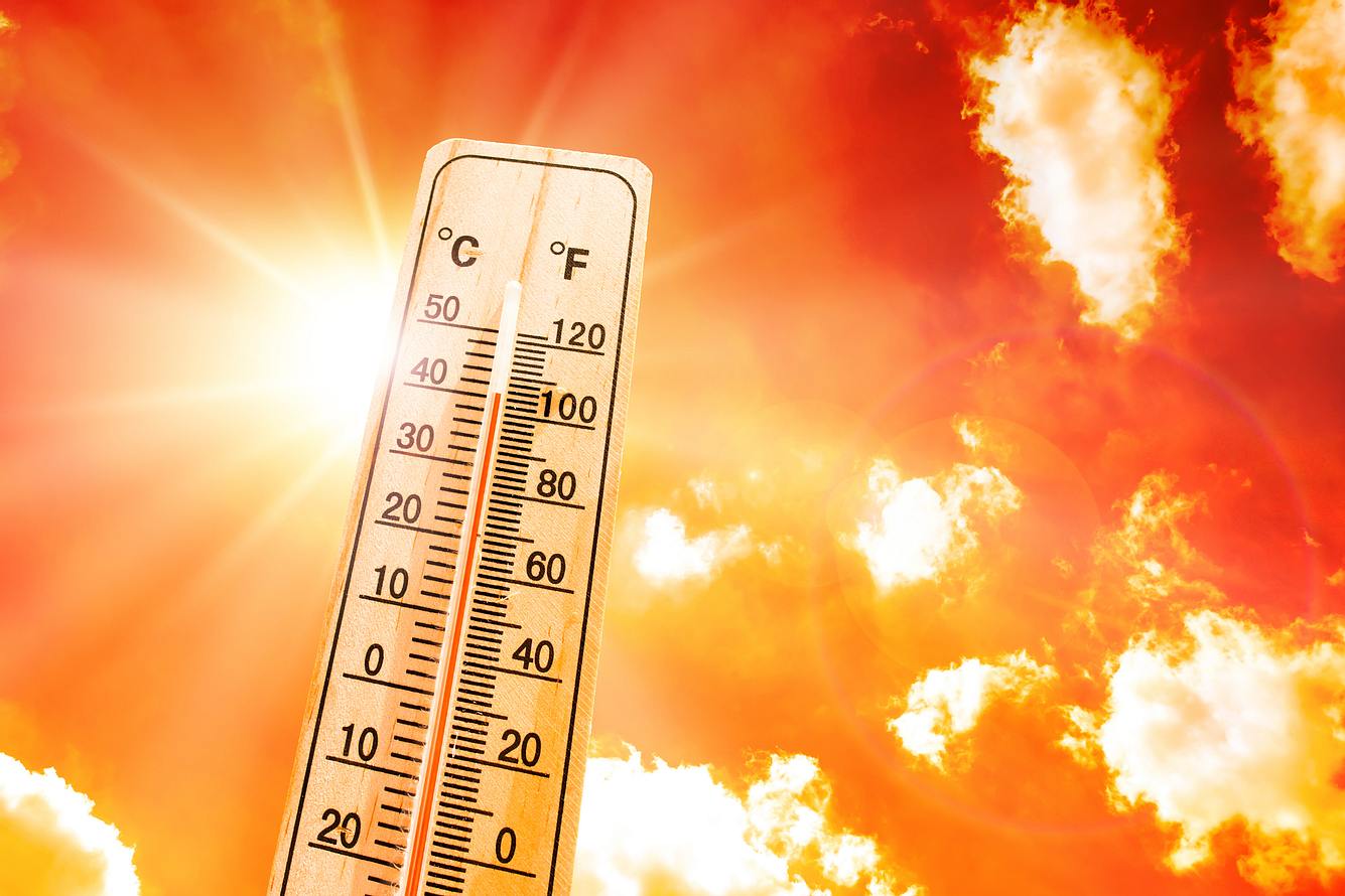 Thermometer vor sonnigem Hintergrund
