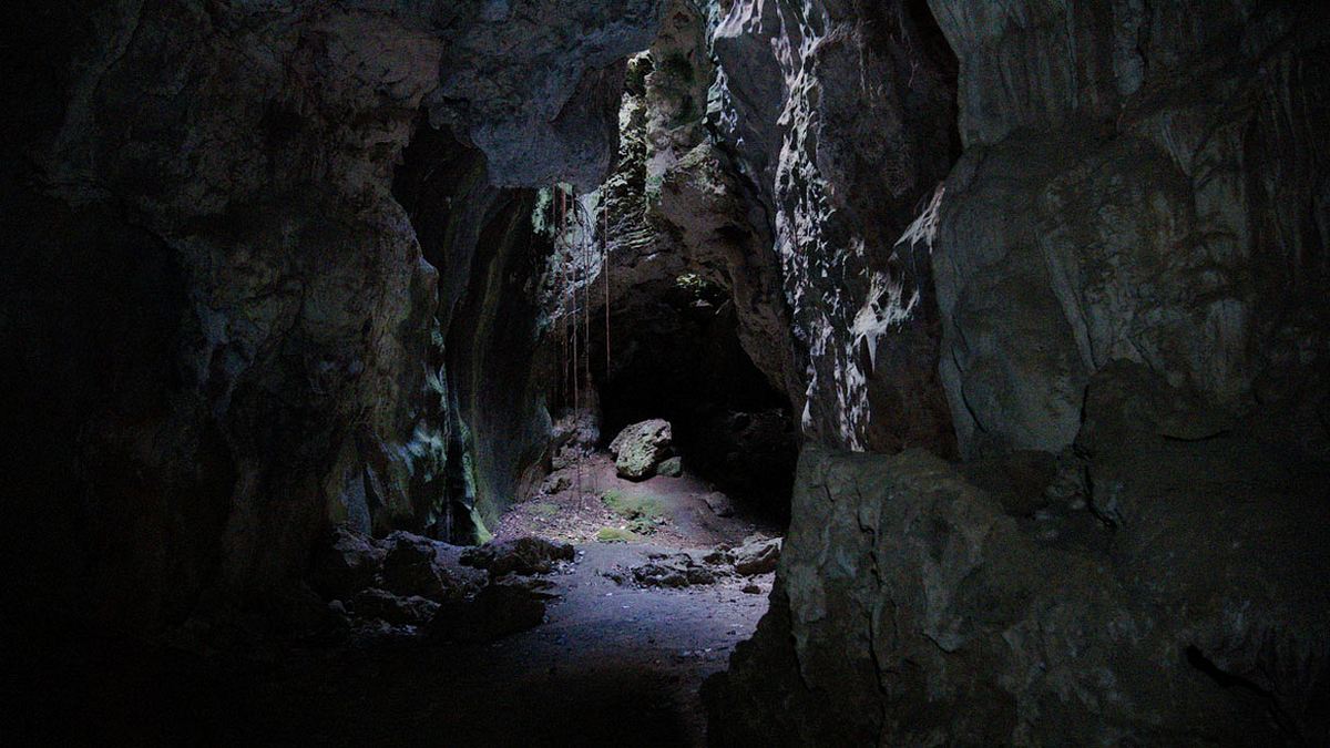 Die Dunkelheit in der Höhle