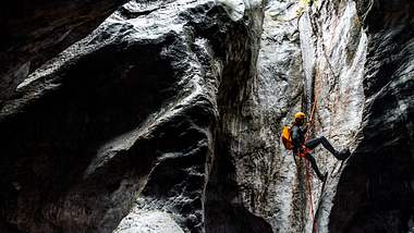 Abstieg in die Höhle - Foto: iStock / EXTREME-PHOTOGRAPHER