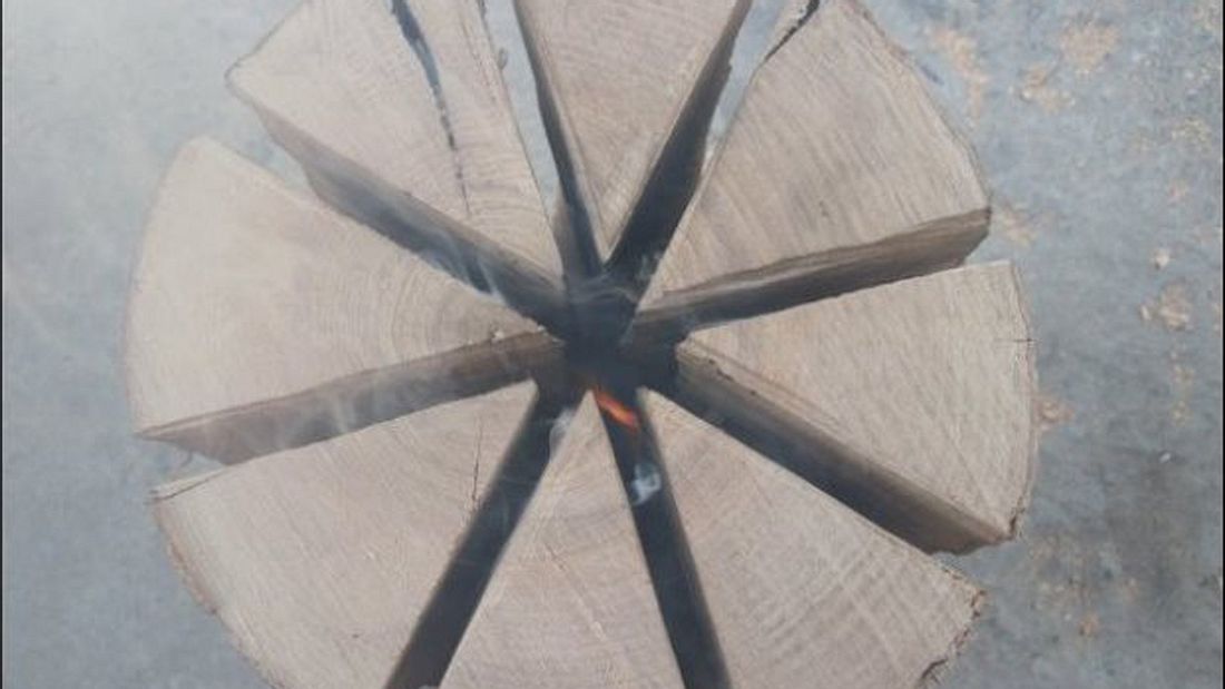 Outdoor-Hack: So baut man aus einem Holzscheit einen Herd