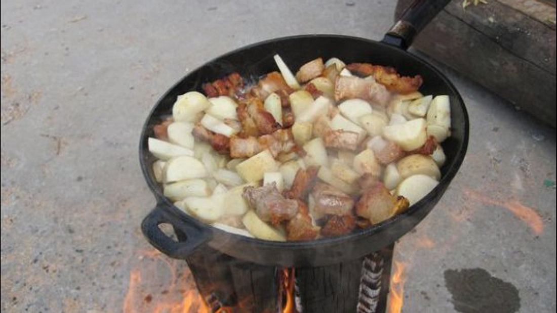 Outdoor-Hack: So baut man aus einem Holzscheit einen Herd