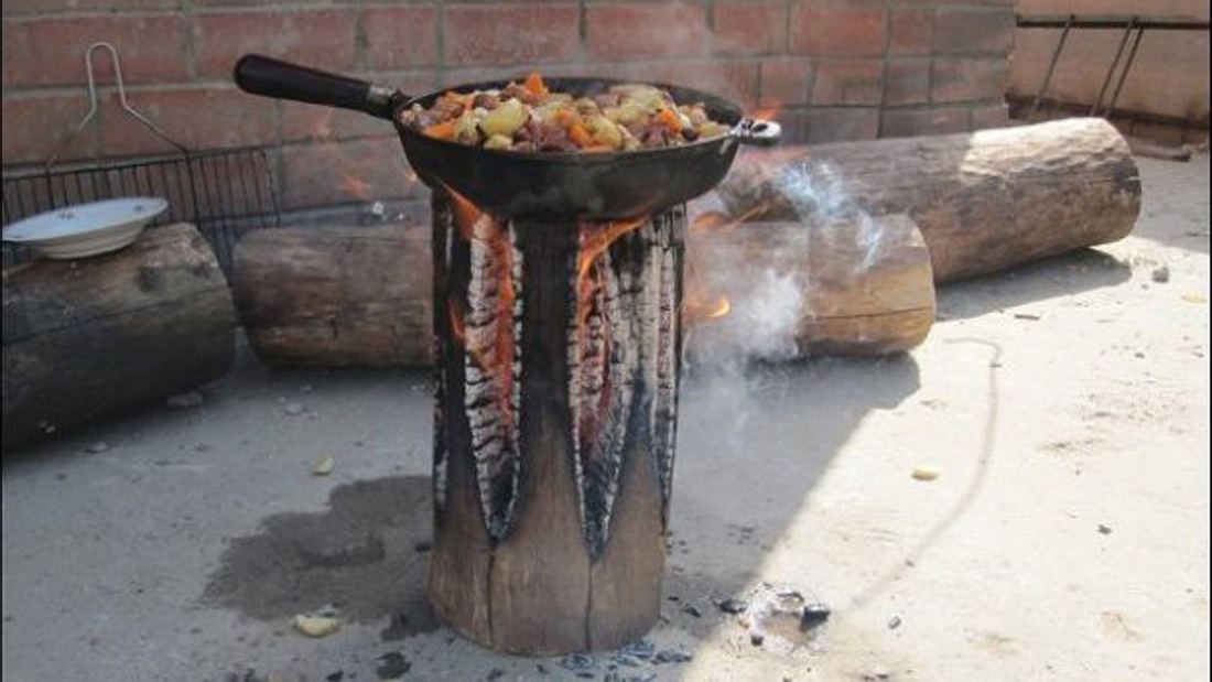 Outdoor-Hack: So baut man aus einem Holzscheit einen Herd