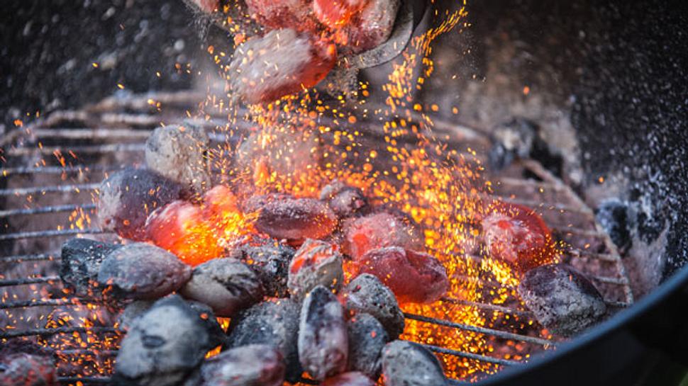 Holzkohlegrill Edelstahl - Foto: iStock/twpixels