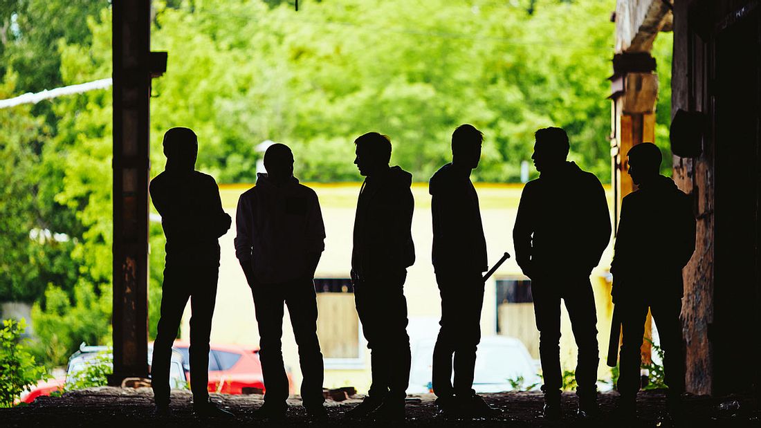Eine Gruppe bewaffneter Männer Eine Gruppe bewaffneter Männer