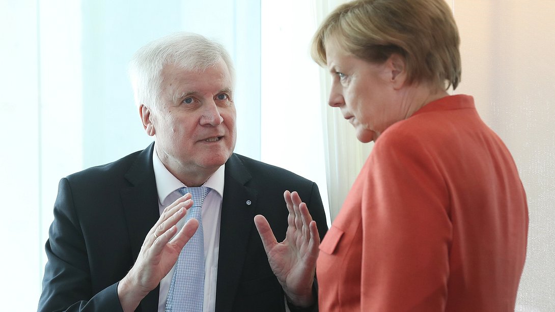 Horst Seehofer und Angela Merkel - Foto: GettyImages / Sean Gallup 