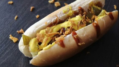 Rezept: Hotdog-Spieß mit Bacon und Halloumi