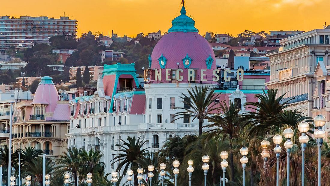Das Hotel Negresco an der Promenade de Anglais verspüht Luxus vergangener Zeiten Hotel Negresco an der Promenade de Anglaise
