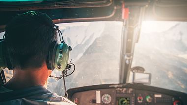 Hubschrauber-Pilot - Foto: iStock / Gregory_DUBUS