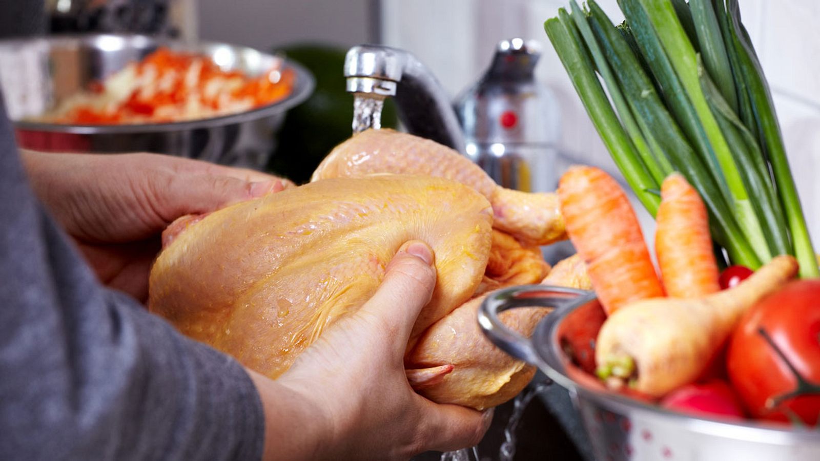 Rohes Hähnchen Vor dem Kochen abspülen oder nicht? Männersache
