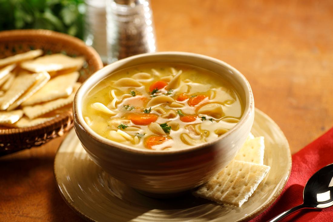 Hühner-Nudelsuppe Hühner-Nudelsuppe