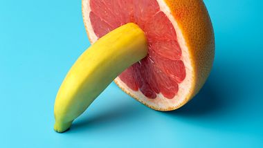 Banane und Orange - Foto: iStock/Uladzimir Zuyeu
