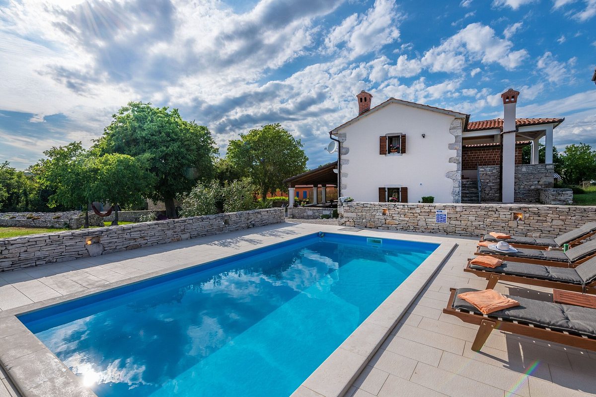 Ferienhaus mit Pool für die Zweibeiner und großem Garten für die Vierbeiner in Istrien.