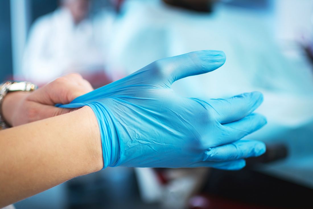 Corona: Arzt warnt vor Gummihandschuhen Gummihandschuhe bei medizinischem Personal