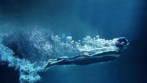 Frau taucht - Foto: iStock/petrelos