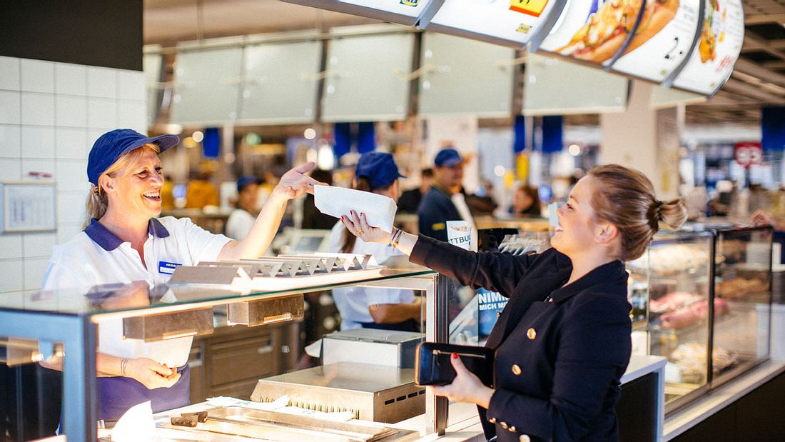 Ikea nimmt Hotdogs aus den Geschäften. Ikea streicht vorerst Hotdogs aus seinem Angebotssortiment.