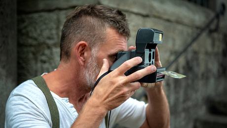 Bärtiger Mann mit Sofortbildkamera - Foto: iStock/wernerimages