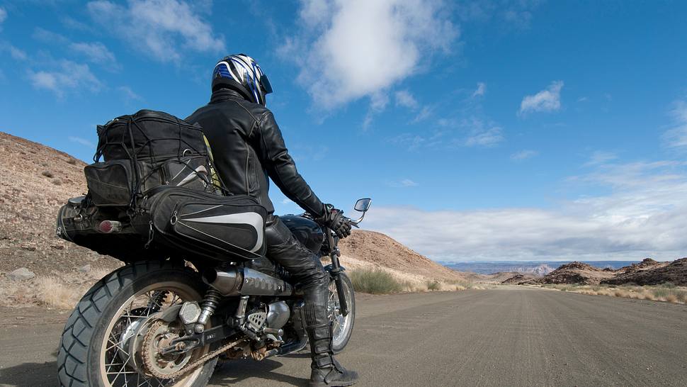 Motorradfahrer mit Tasche - Foto: iStock/RainervonBrandis