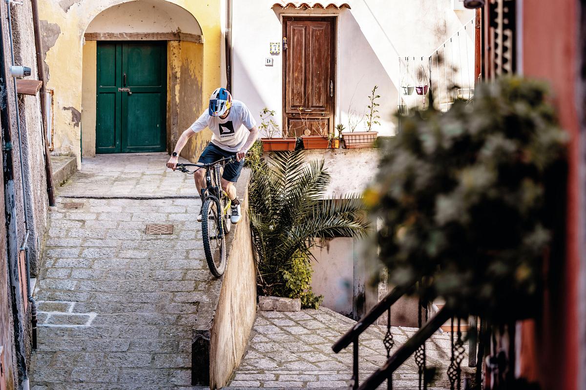 Tom Oehler macht einen Fahrrad-Stunt