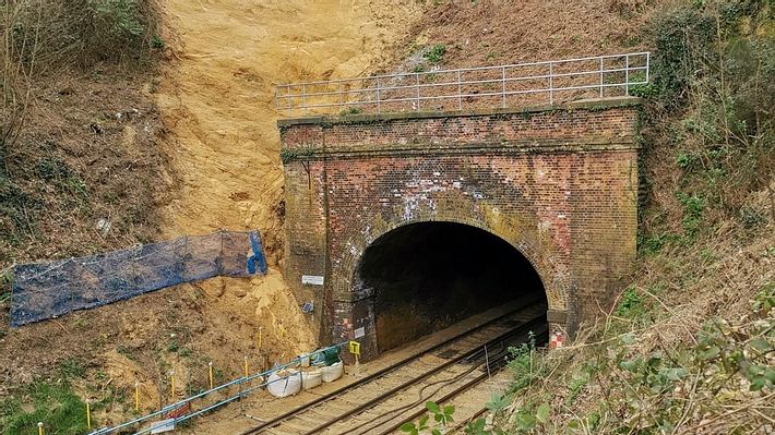 Gleisarbeiter finden mysteriöse Höhle