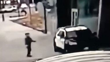Unfassbares Video aus Los Angeles: Mann schießt auf Polizisten im Streifenwagen