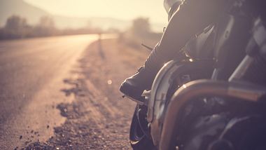 Seitenansicht auf einen Biker auf der Straße - Foto: iStock/MilosStankovic
