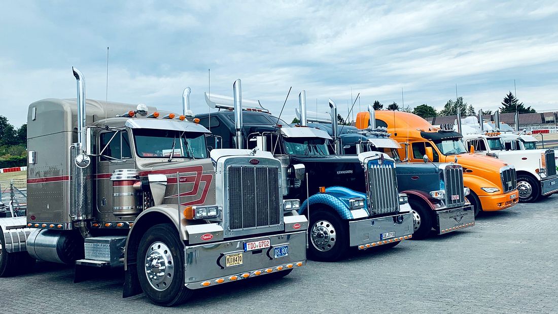 Mehrere Trucks in Reihe