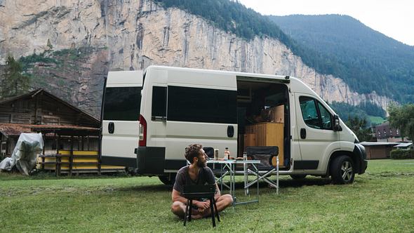 Wohnwagen auf einem Campingplatz. - Foto: iStock/Oleh_Slobodeniuk