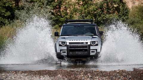 Neuer Land Rover Defender auf der Jagd & Hund
