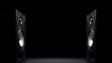Zwei Soundlautsprecher auf schwarz - Foto: iStock/SvetaZi