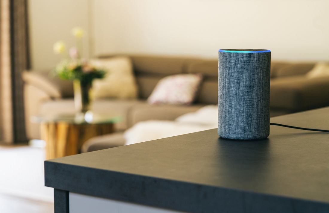 Smart Speaker Smart Speaker steht auf einem Tisch.