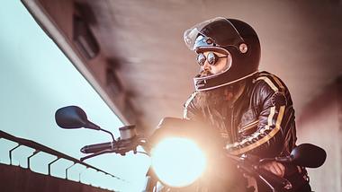 mann auf einem Motorrad in einem Tunnel. - Foto: iStock/FXQuadro