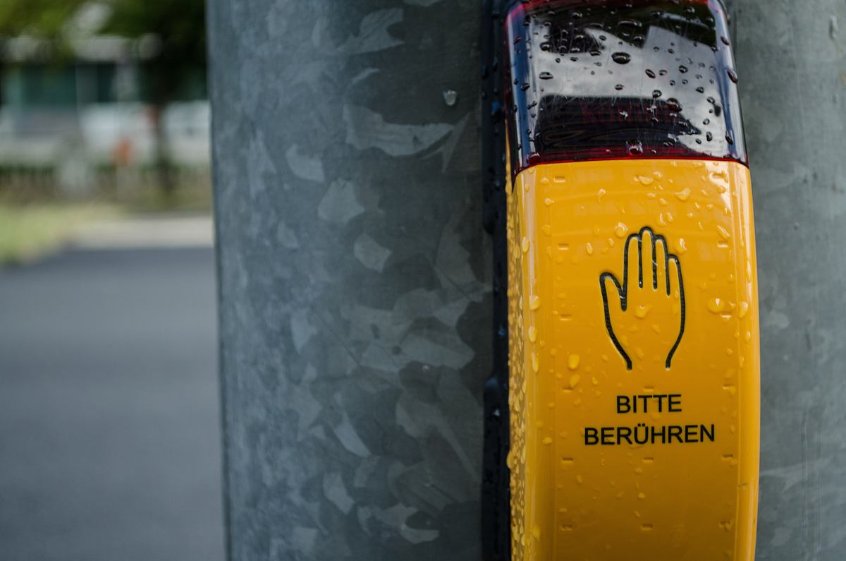 Gelbe Ampelkästen besitzen einen geheimen Knopf