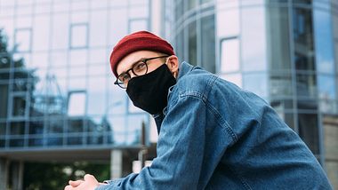 Mann mit Mundschutz - Foto: iStock / xmocb