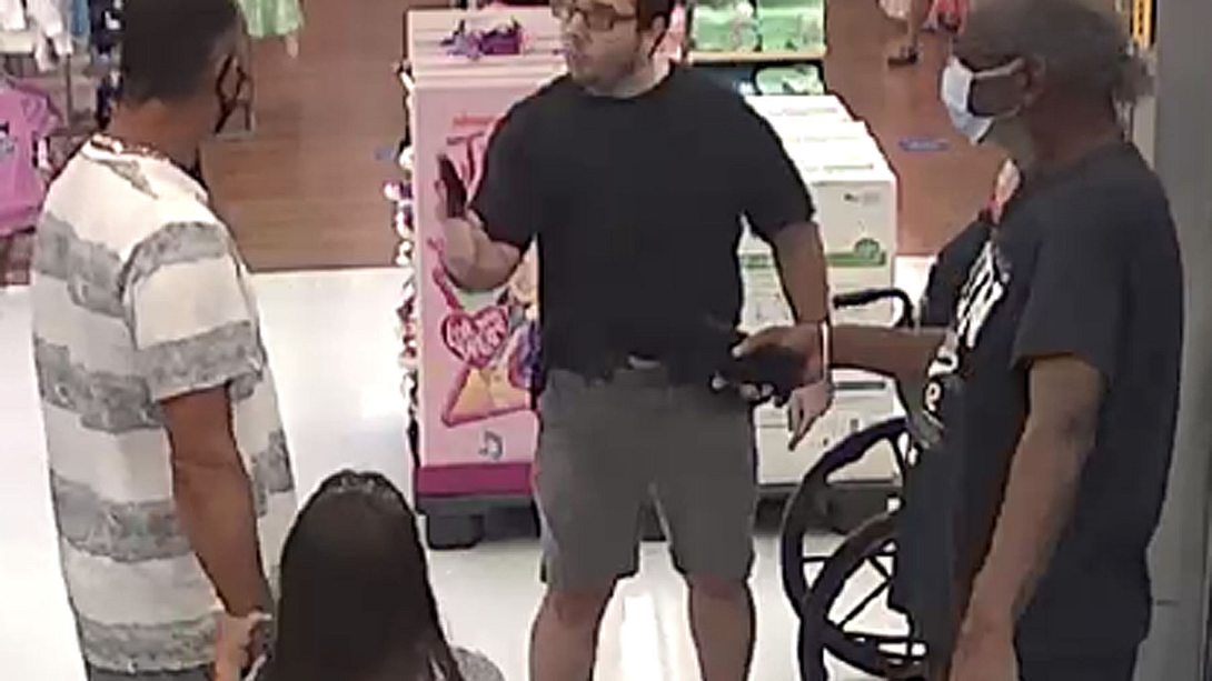 Mann bedroht Supermarkt-Kunden mit Schusswaffe, weil er gebeten wird, Maske zu tragen