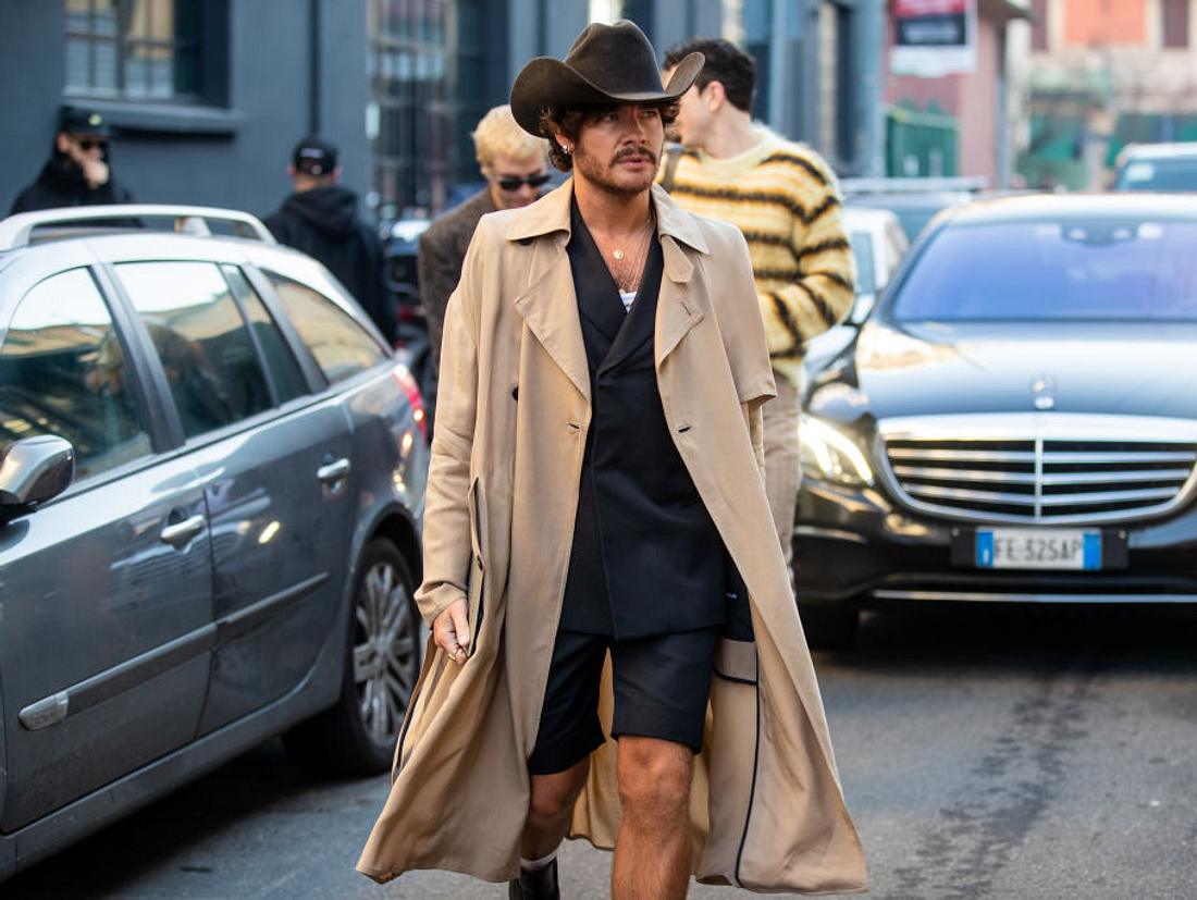 mann mit Anzug Shorts mann mit mandel cowboyhut und shorts