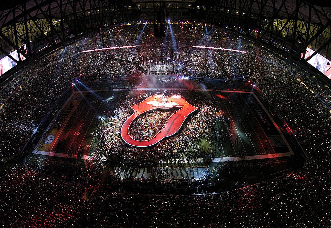 2006 rockten die Stones die Halbzeitshow des Super Bowl auf einer Bühne in Lippenform 2006 rockten die Stones die Halbzeitshow des Super Bowl auf einer Bühne in Lippenform