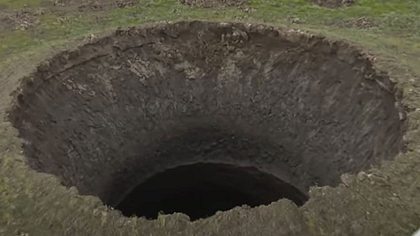 Gigantischer Krater in der Erde