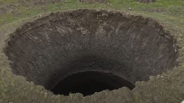 Gigantischer Krater in der Erde