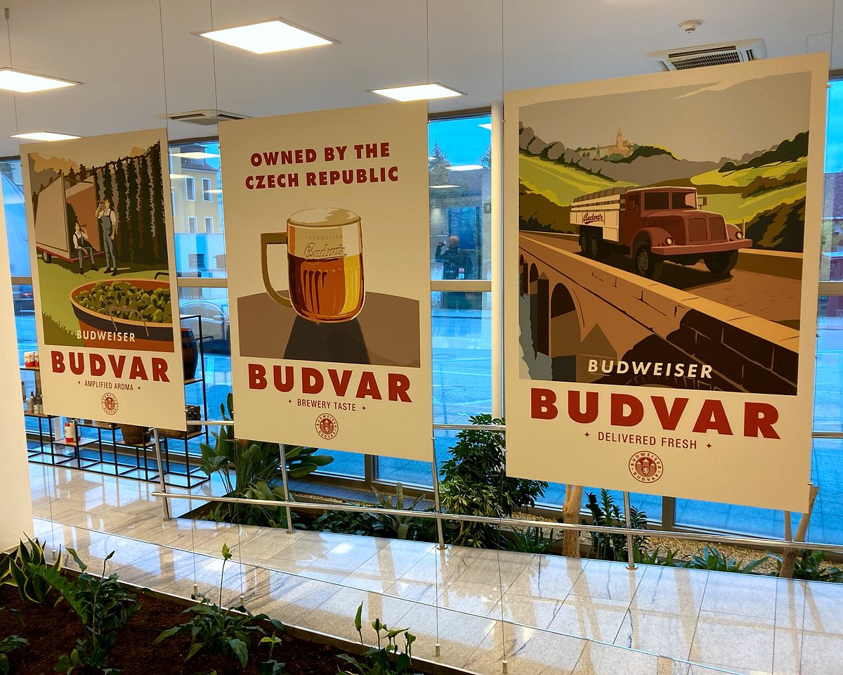 Plakate im Eingangsbereich von Budweiser Budvar