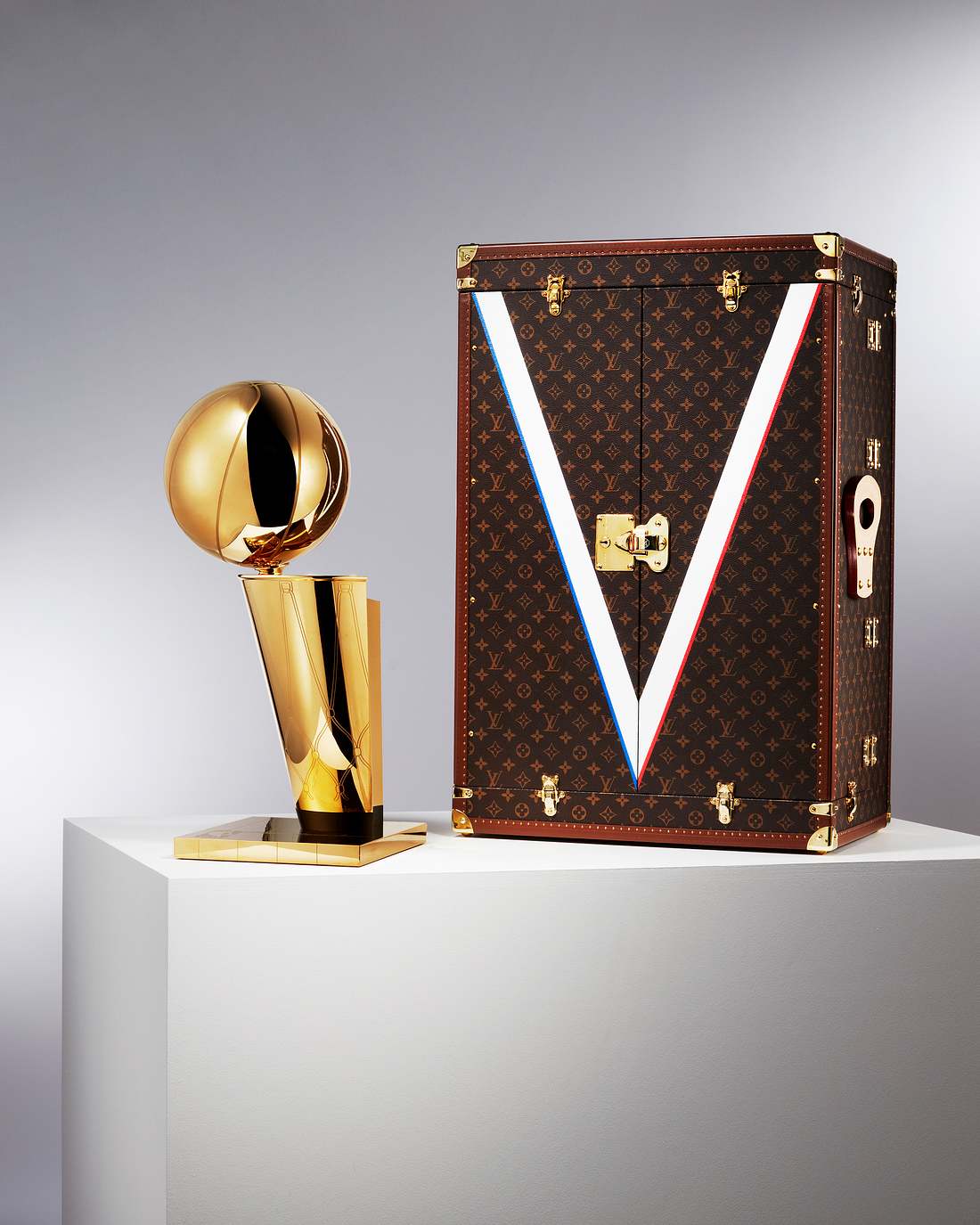 Louis Vuitton x NBA Louis Vuitton spendiert der NBA-Trophäe einen Luxus-Koffer