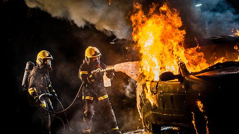 Feuerwehr löscht brennendes Auto - Foto: iStock / simonkr